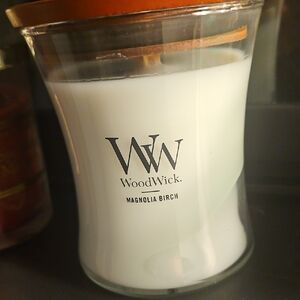 WoodWick Magnolia Birch Candle — White with Brown Wood Lid